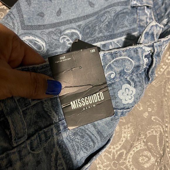 Misguided bandanna print Mom jeans - Picture 2 of 4